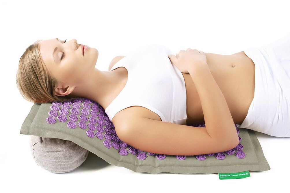 Апликаторот за игла ќе помогне во борбата против остеохондрозата на цервикалниот 'рбет